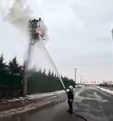 itfaiye-eri-gozuyle-elektrik-diregi-yanginina-anlik-mudahale-RNU7hYtH.jpg