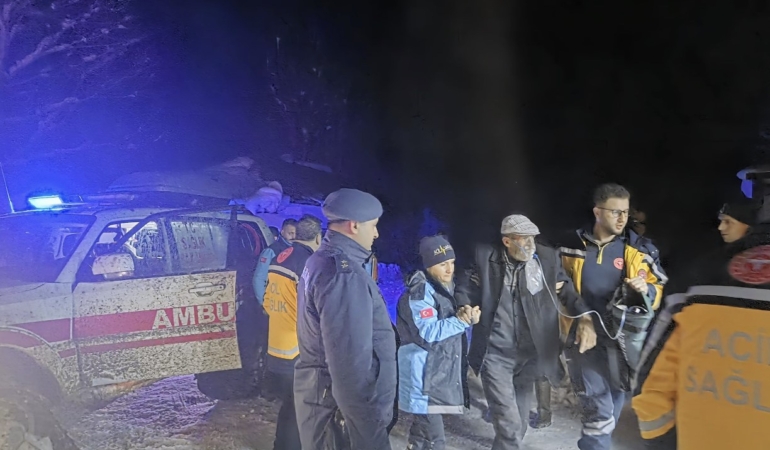kapatilan-yol-ile-mahsur-kalan-koah-hastasina-umkeden-acil-yardim-Z3pJ6Pea.jpg