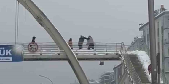 Kar Topuyla Oynayan Çocuklara Şiddet Uygulayan Şahıs Tutuklandı