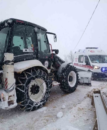 karla-kapli-yolda-ambulansta-kalan-ekipler-mucadele-etti-dl4HzRcZ.jpg