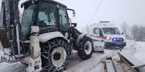 Karla Kaplı Yolda Ambulansta Kalan Ekipler Mücadele Etti