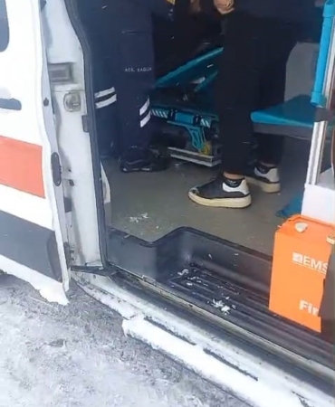 karla-mucadelede-acele-ambulansa-karayollari-ekipleri-zamaninda-ulasti-ViJxshUG.jpg