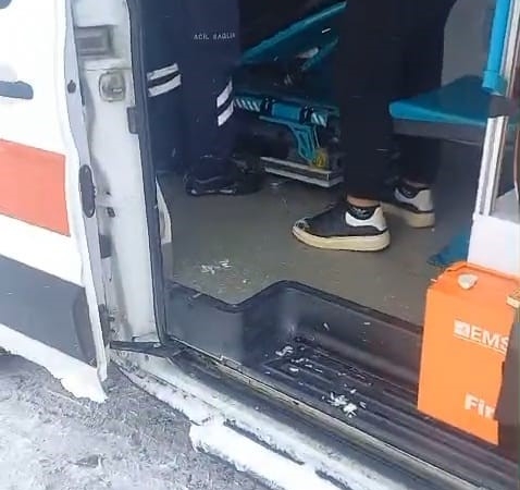 karla-mucadelede-acele-ambulansa-karayollari-ekipleri-zamaninda-ulasti-ViJxshUG.jpg