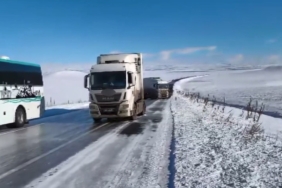 karsta-kis-kosullarinin-getirdigi-zorluklar-buz-pisti-gibi-yol-ve-mahsur-kalan-vatandaslar-FM7Z9VV4.jpg