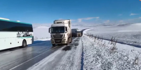 Kars’ta Kış Koşullarının Getirdiği Zorluklar: Buz Pisti Gibi Yol ve Mahsur Kalan Vatandaşlar