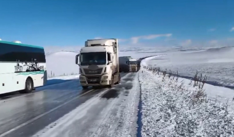 karsta-kis-kosullarinin-getirdigi-zorluklar-buz-pisti-gibi-yol-ve-mahsur-kalan-vatandaslar-FM7Z9VV4.jpg