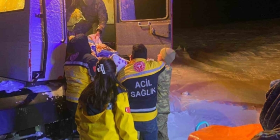 Kars’ta Mehmetçik, Paletli Kar Aracıyla Yaşlı Hastaya Ulaşım Sağladı