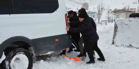 Kaymakam, Yolda Mahsur Kalanların İmdadına Koştu