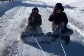 kizak-yaparak-aracla-cekilen-lastikler-cocuklarin-kar-eglencesi-kameralarda-fNlPRjRg.jpg