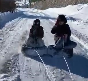 Kızak Yaparak Araçla Çekilen Lastikler: Çocukların Kar Eğlencesi Kameralarda!