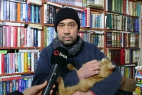 konteynerde-hayat-suren-sahafin-sokak-kedileriyle-dostlugu-4xGZmnLD.jpg