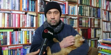 konteynerde-hayat-suren-sahafin-sokak-kedileriyle-dostlugu-4xGZmnLD.jpg