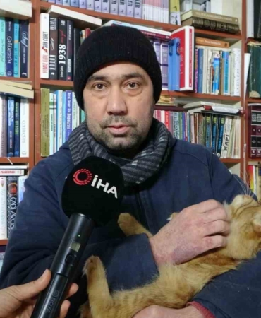 konteynerde-hayat-suren-sahafin-sokak-kedileriyle-dostlugu-4xGZmnLD.jpg