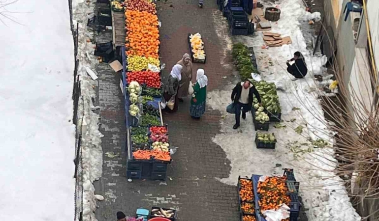 kulpta-kar-engelini-asarak-sali-pazari-uc-haftanin-ardindan-yeniden-acildi-uTTPzElY.jpg