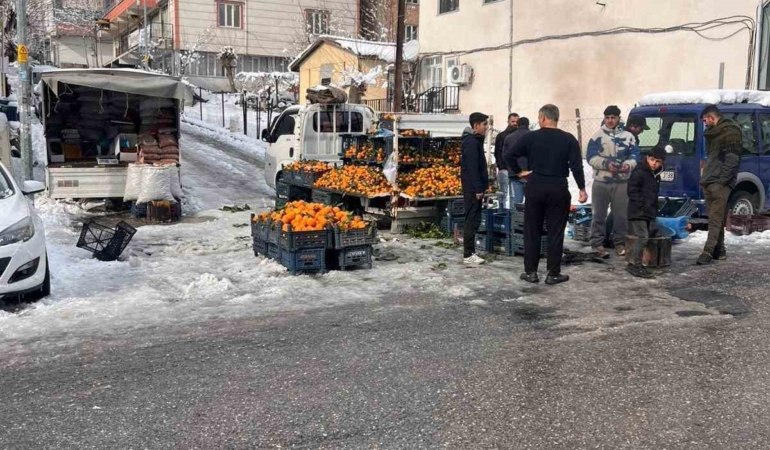 kulpta-kar-firtinasi-pazar-esnafi-tezgahlarini-acamadi-YwsMR96x.jpg