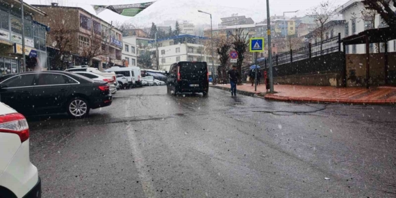Kulp’ta Yağmurun Yerini Bembeyaz Kar Kapladı