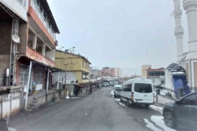 kulpun-zirveleri-karla-kaplandi-doga-yolunda-beyaz-gorunum-EwuAFfCE.jpg