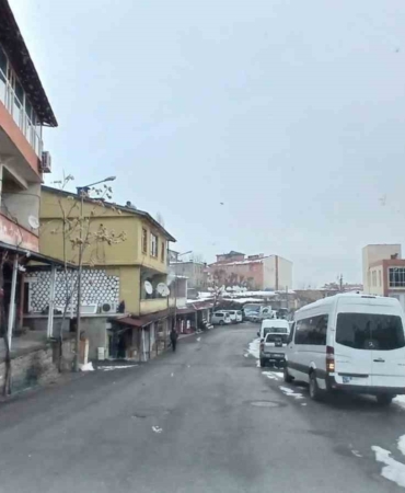 kulpun-zirveleri-karla-kaplandi-doga-yolunda-beyaz-gorunum-EwuAFfCE.jpg