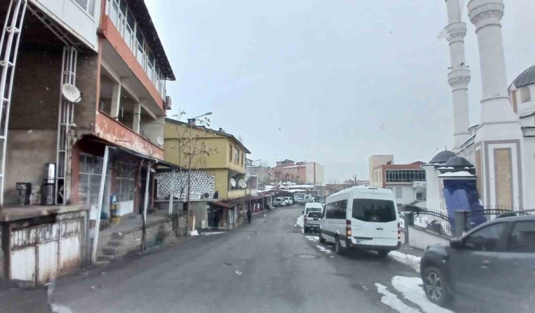 kulpun-zirveleri-karla-kaplandi-doga-yolunda-beyaz-gorunum-EwuAFfCE.jpg