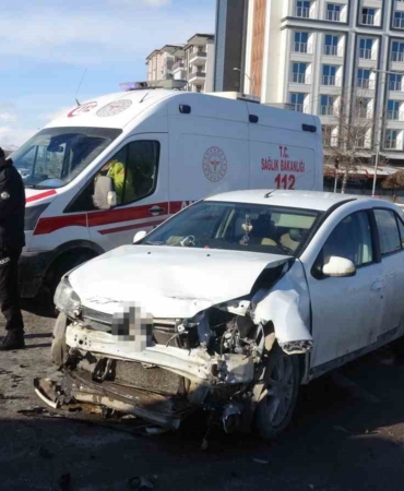 malatyada-yasanan-trafik-kazasinda-2-kisi-yaralandi-twMXn9se.jpg