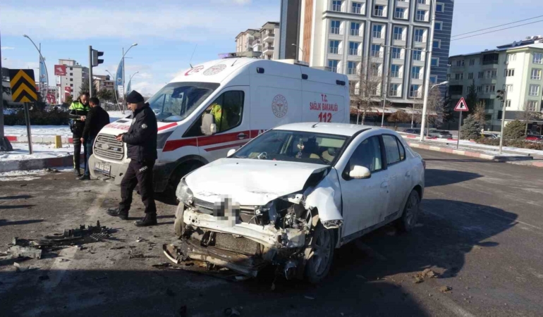 malatyada-yasanan-trafik-kazasinda-2-kisi-yaralandi-twMXn9se.jpg