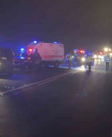 mardinde-feci-kaza-otomobil-ile-hafif-ticari-arac-carpisti-3-olu-2-yarali-9AzNlAww.jpg