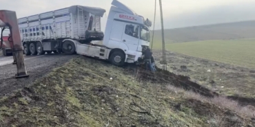 mardinde-kontrolden-cikan-tir-yol-kenarina-savruldu-detaylar-ve-son-gelismeler-LjE8bbxn.jpg