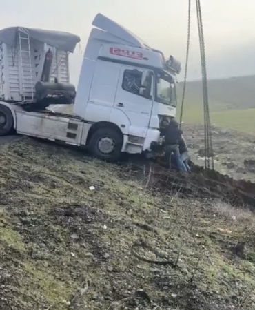 mardinde-kontrolden-cikan-tir-yol-kenarina-savruldu-detaylar-ve-son-gelismeler-LjE8bbxn.jpg