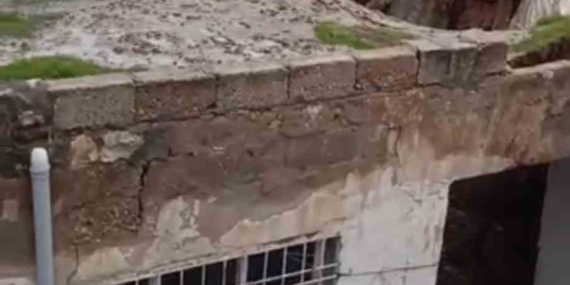 Mardin’deki Sağanak Yağışlar Kerpiç Evlerin Damını Çöktürdü