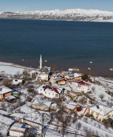 mavi-ve-beyazin-dansi-essiz-manzaralariyla-koyun-buyusu-nQILWIOu.jpg