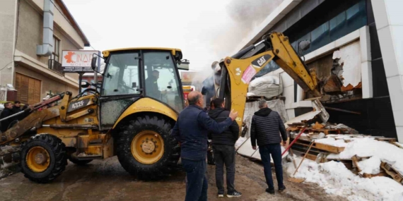 Mobilya Fabrikasında Çıkan Yangında 1 Kişi Hayatını Kaybetti, 7 Yaralı!