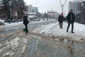 musta-polis-su-dolu-caddeyi-kurekle-temizleyerek-ornek-davranis-sergiledi-EG3UZMPs.jpg