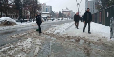 musta-polis-su-dolu-caddeyi-kurekle-temizleyerek-ornek-davranis-sergiledi-EG3UZMPs.jpg