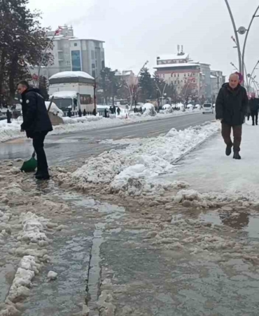 musta-polis-su-dolu-caddeyi-kurekle-temizleyerek-ornek-davranis-sergiledi-EG3UZMPs.jpg