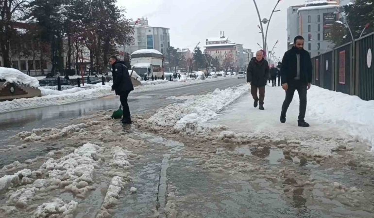 musta-polis-su-dolu-caddeyi-kurekle-temizleyerek-ornek-davranis-sergiledi-EG3UZMPs.jpg
