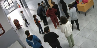 ogrencisini-heimlich-manevrasi-ile-kurtaran-kahraman-eckvt7ce.jpg