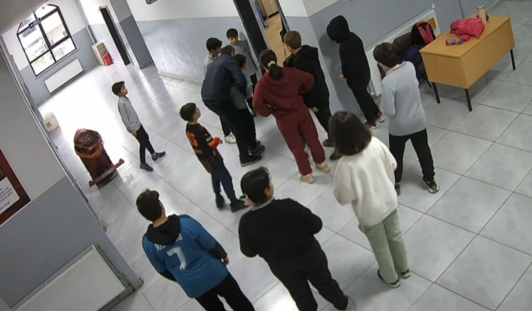 ogrencisini-heimlich-manevrasi-ile-kurtaran-kahraman-eckvt7ce.jpg