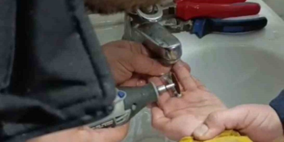 Parmağını Metal Paraya Sıkıştıran Çocuğa İtfaiye Kurtardı