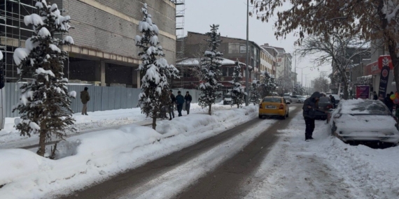 Patnos’ta Yeniden Başlayan Kar Yağışı Etkilerini Gösterdi