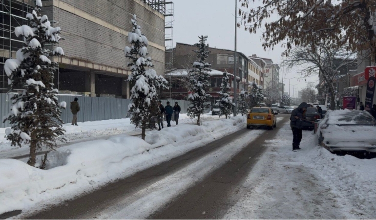 patnosta-yeniden-baslayan-kar-yagisi-etkilerini-gosterdi-NOkOtqdU.jpg