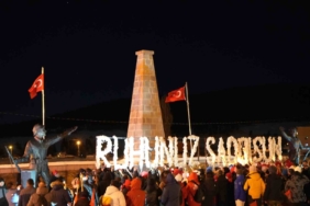sehitler-icin-mesalelerle-aydinlatilan-gece-CmjdSeBj.jpg
