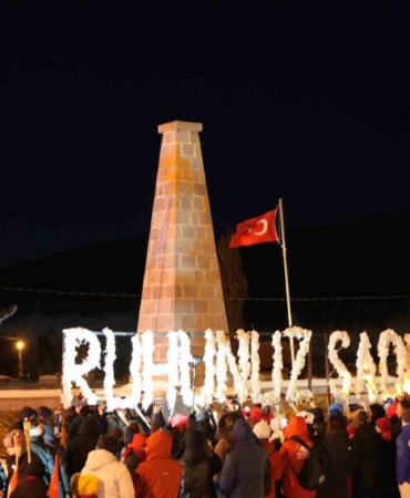 sehitler-icin-mesalelerle-aydinlatilan-gece-CmjdSeBj.jpg