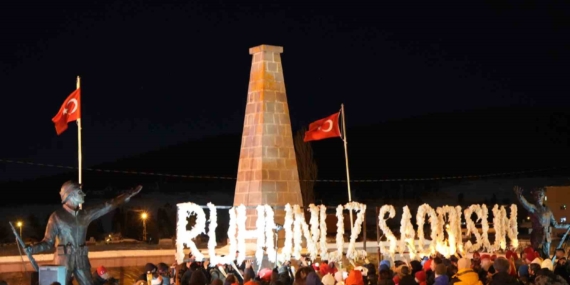 Şehitler İçin Meşalelerle Aydınlatılan Gece