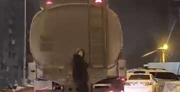 tanker-arkasinda-gizemli-ve-tehlikeli-bir-yolculuk-7CYPXtQ4.jpg