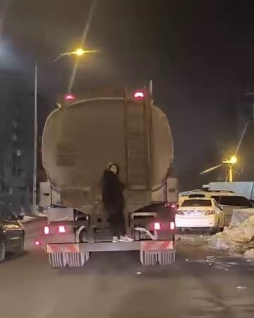 tanker-arkasinda-gizemli-ve-tehlikeli-bir-yolculuk-7CYPXtQ4.jpg