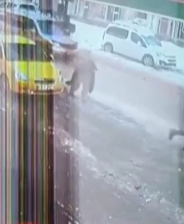 trafik-sikisikliginda-kahramanlik-taksiden-inen-adam-havale-geciren-cocugu-hastaneye-tasidi-h3P7yciH.jpg