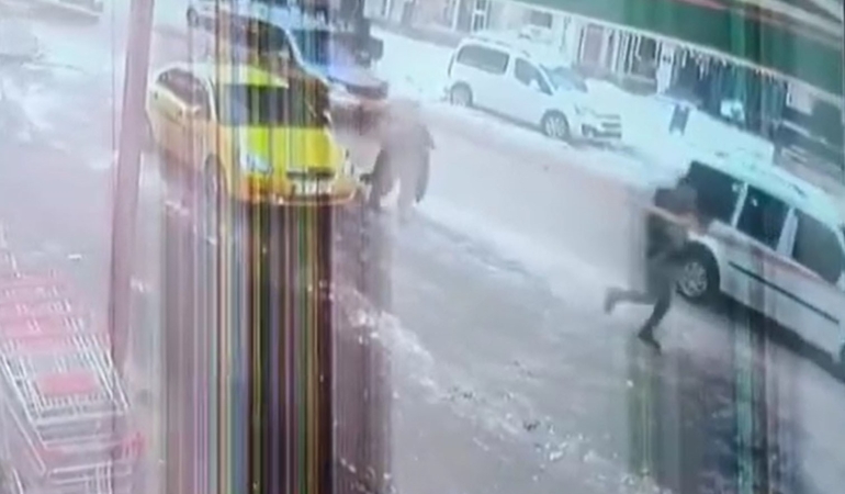 trafik-sikisikliginda-kahramanlik-taksiden-inen-adam-havale-geciren-cocugu-hastaneye-tasidi-h3P7yciH.jpg