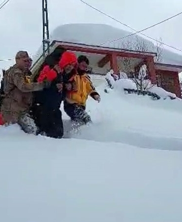 tuncelide-ekiplerin-1-kilometre-yuruyerek-hasta-ulasimi-basariyla-gerceklesti-CY4Gz2LN.jpg