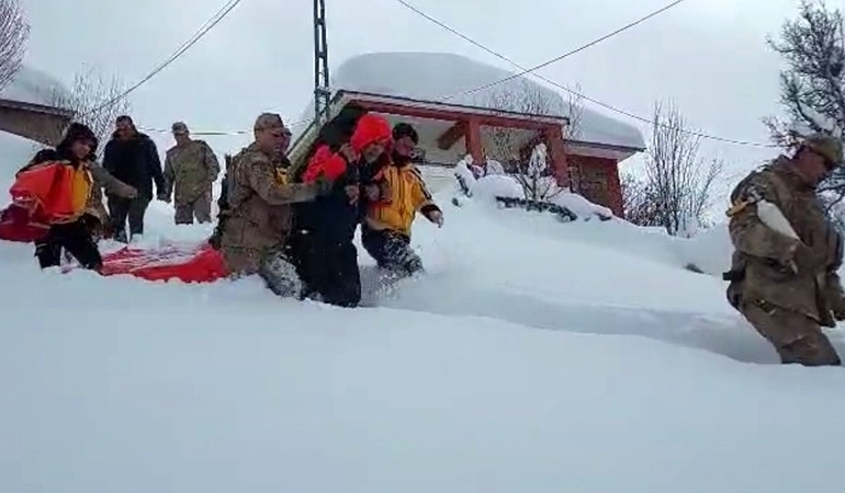 tuncelide-ekiplerin-1-kilometre-yuruyerek-hasta-ulasimi-basariyla-gerceklesti-CY4Gz2LN.jpg