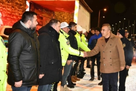 vali-cicekten-yilbasi-ziyareti-jandarma-polis-ve-saglikcilara-moral-destegi-2ATAXBqy.jpg